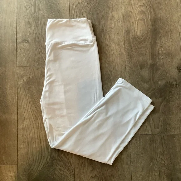 Super soft White Capri Leggings - Picture 3 of 7